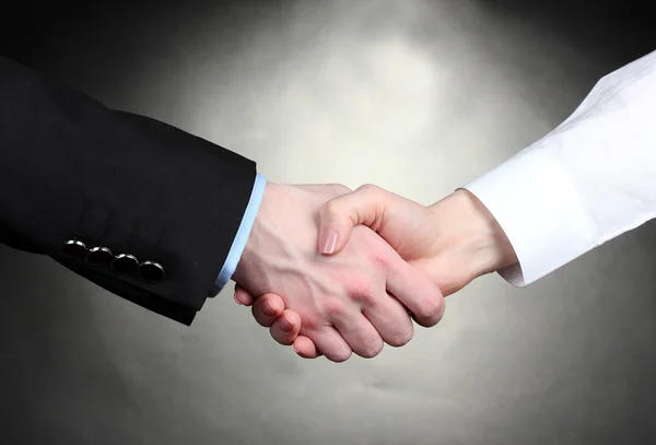 Business handslag på grå bakgrund — Stockfoto