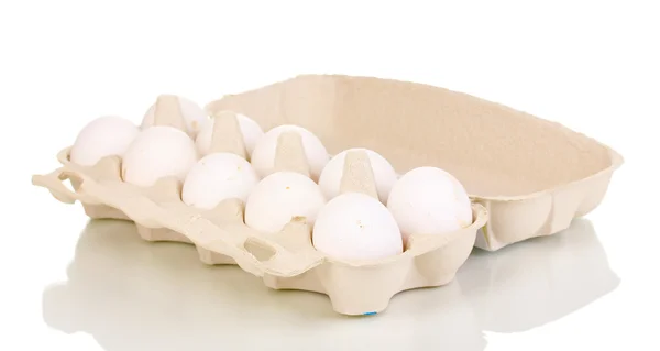 Яйца в бумажной коробке изолированы на белом — стоковое фото