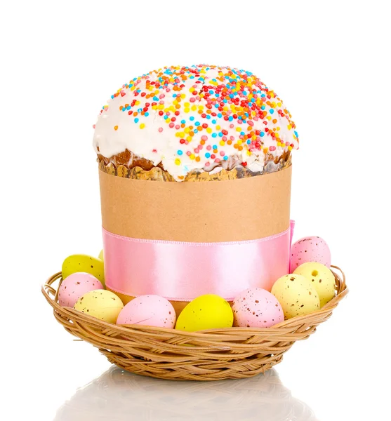 Vackra påsk kaka i korg med ägg isolerad på vit — Stockfoto