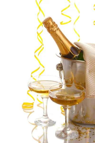 Botella de champán en cubo con hielo y copas de champán, aislada en blanco — Foto de Stock