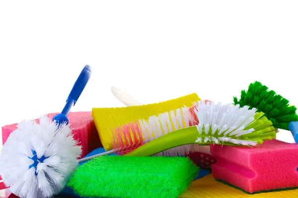 Vele kleurrijke sponzen en borstels voor huishoudelijk werk geïsoleerd op wit — Stockfoto