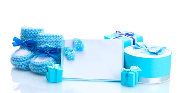 Schöne Geschenke, Babystiefel und leere Postkarte, isoliert auf weiß — Stockfoto