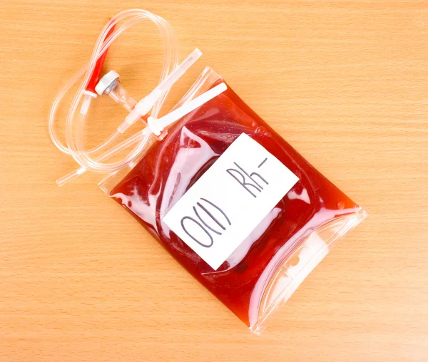 Kan ve ahşap zemin üzerinde infüzyon çanta — Stok fotoğraf