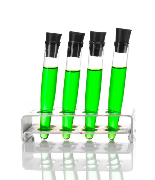 Reagenzgläser mit grüner Flüssigkeit isoliert auf weiß — Stockfoto