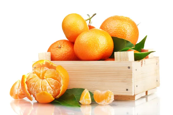 Rijp smakelijke mandarijnen met bladeren in houten doos geïsoleerd op wit — Stockfoto
