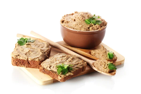 白で隔離される木製のボード上のパンと新鮮なパテ — ストック写真