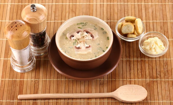 Sopa saborosa no tapete de madeira — Fotografia de Stock