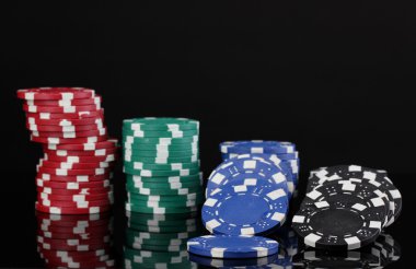 siyah üzerine izole casino fişi