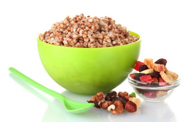 beyaz izole yeşil bir kase haşlanmış buğday