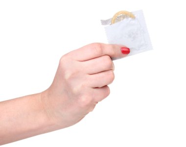Prezervatif üzerinde beyaz izole tutmak el
