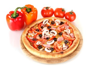 aromatik beyaz izole sebzeli pizza