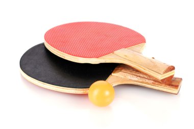 Ping-pong raketleri ve topu, beyaz üzerine izole edilmiş.