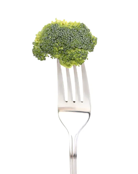 Broccoli freschi su forchetta isolati su bianco — Foto Stock