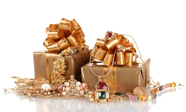 Çeşitli altın takı ve üzerinde beyaz izole hediyeler — Stok fotoğraf