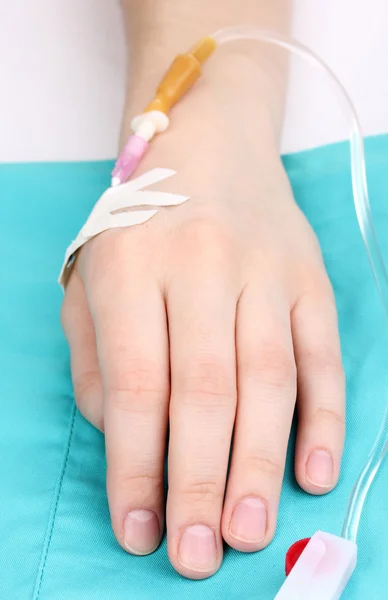 Женская рука с инфузией — стоковое фото