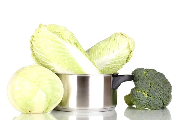 Kastrol zelí a brokolice izolovaných na bílém — Stock fotografie