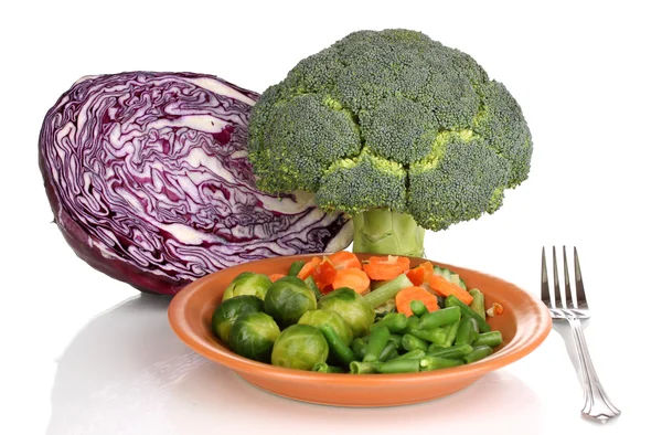 Gemischtes Gemüse auf dem Teller isoliert auf weiß — Stockfoto