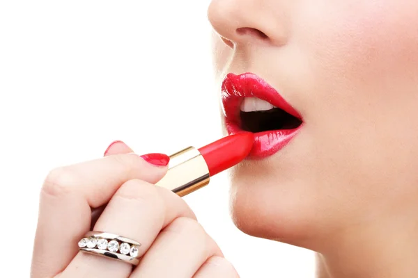 Bella donna sta applicando le labbra con rossetto rosso — Foto Stock