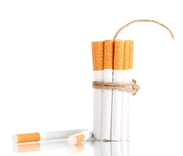 Sigarette legate con corda e stoppino isolate su bianco — Foto Stock