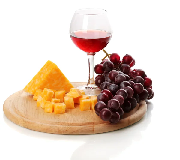 在酒杯中的酒和奶酪孤立上白 — 图库照片