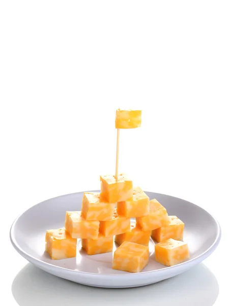 Πυραμίδα τυρί στο πιάτο που απομονώνονται σε λευκό — Φωτογραφία Αρχείου