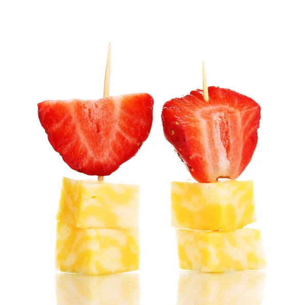 Canapés de queso con srawberry aislado sobre blanco — Foto de Stock