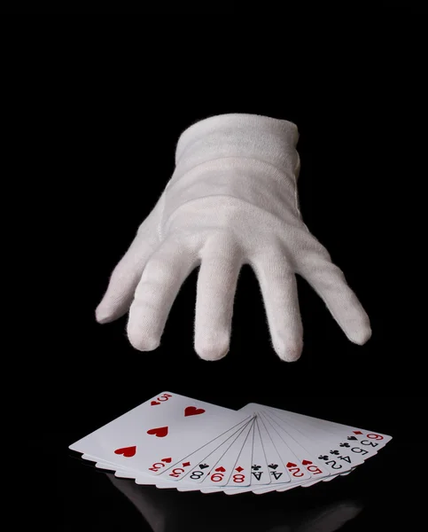 Karty i ręka na czarnym tle — Zdjęcie stockowe