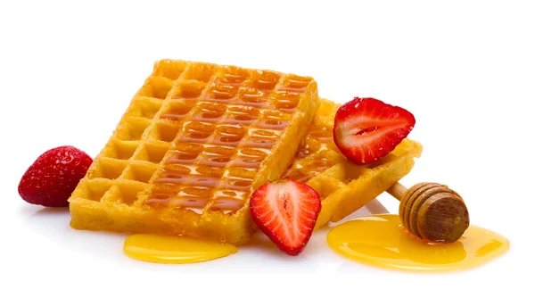 Waffles bélgica com mel e morangos isolados em branco — Fotografia de Stock