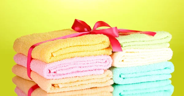 Kolorowe ręczniki z taśmy na zielonym tle — Zdjęcie stockowe