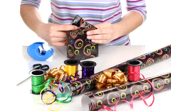 Geschenkverpackung umgeben von Papier, Schleifen und Schleifen — Stockfoto