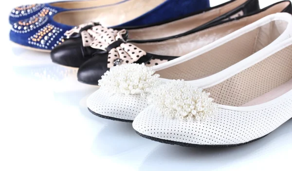 Кілька пар жіночого плаского взуття ізольовані на білому — стокове фото