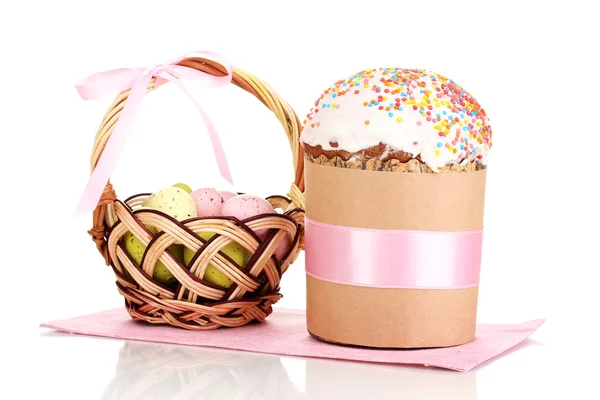 美丽的复活节蛋糕与孤立在白色的篮子里的鸡蛋 — 图库照片