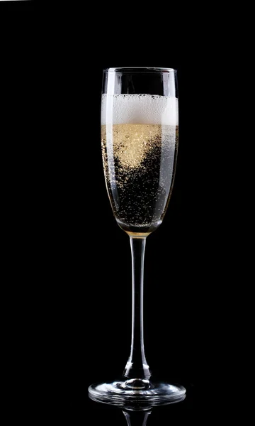 Glas champagne op zwarte achtergrond — Stockfoto
