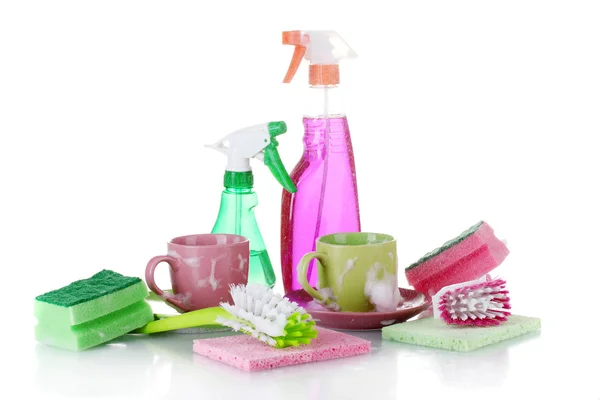 Laver la vaisselle. Produits de nettoyage isolés sur fond blanc — Photo
