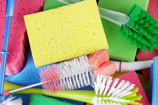 Vele kleurrijke sponzen en borstels voor huishoudelijk werk — Stockfoto