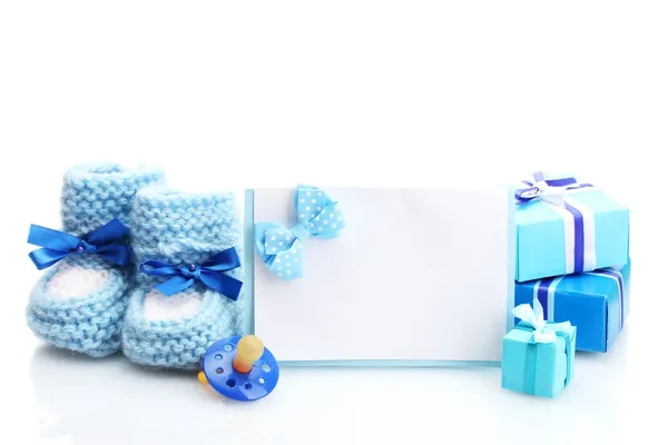 Bellissimi regali, babys bootees, cartolina bianca e manichino isolato su bianco — Foto Stock