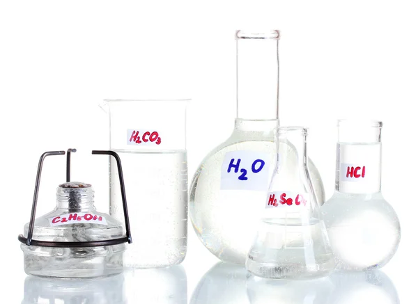 Test tüpleri çeşitli asitler ve üzerinde beyaz izole kimyasallar ile — Stok fotoğraf