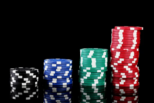 Fichas de casino isoladas em preto — Fotografia de Stock