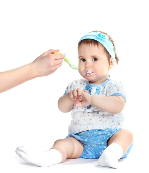 Linda niña comiendo aislado en blanco — Foto de Stock