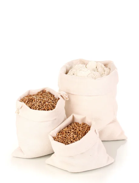 Harina y grano de trigo aislados en blanco —  Fotos de Stock