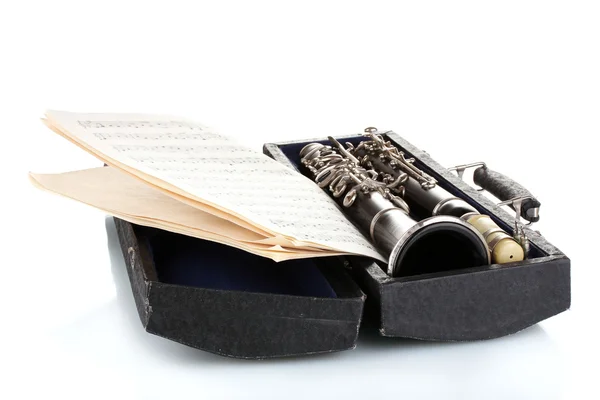 Clarinete antigo em caso e caderno com notas isoladas em branco — Fotografia de Stock