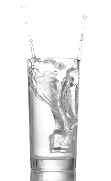 Świeżej wody w szkle z kostkami lodu na białym tle — Zdjęcie stockowe