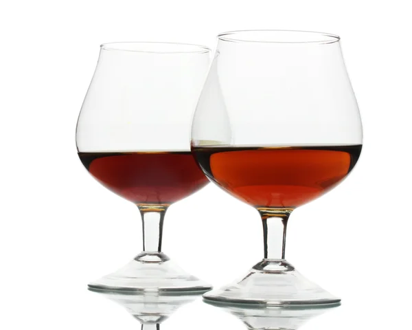Dois copos de conhaque isolado em branco — Fotografia de Stock