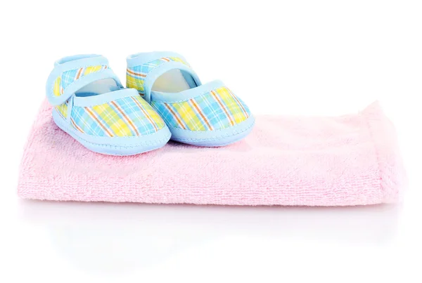 Modré dětské botičky na růžový ručník izolovaných na bílém — Stock fotografie