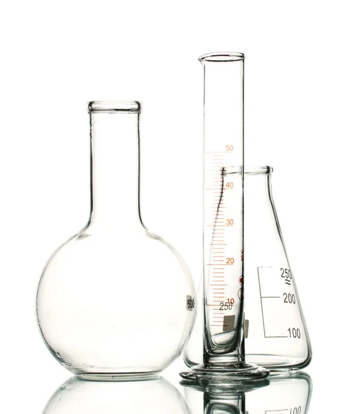 Tres cristalería de laboratorio vacía con reflexión aislada en blanco —  Fotos de Stock