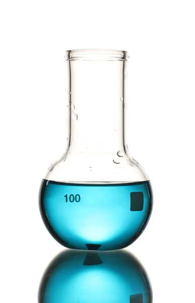 Flask con liquido blu e riflessione isolata su bianco — Foto Stock