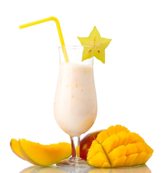 Milkshake met mango geïsoleerd op wit — Stockfoto