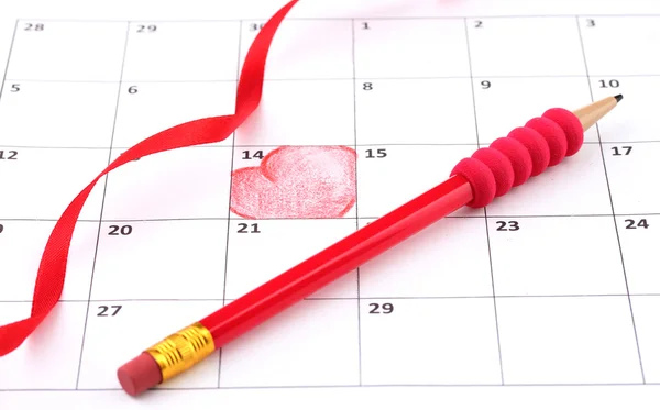 Página del calendario con corazones, lápiz y cinta en el Día de San Valentín — Foto de Stock