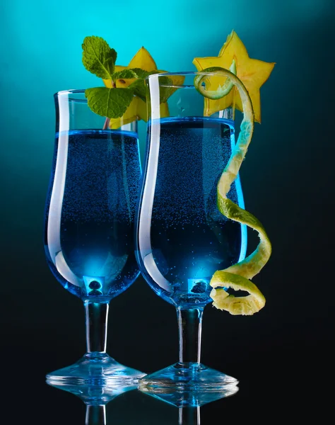 Blue cocktail in glasses on blue background — Stock Photo, Image