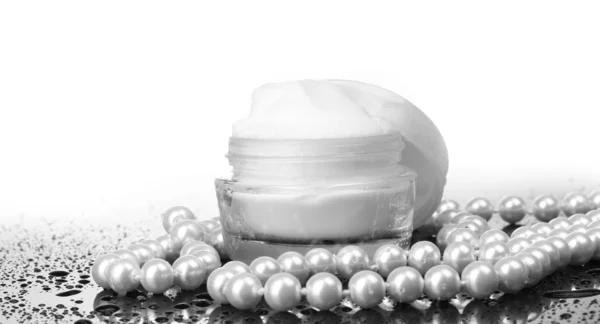 白で隔離されるテーブル上の化粧品のクリーム — ストック写真